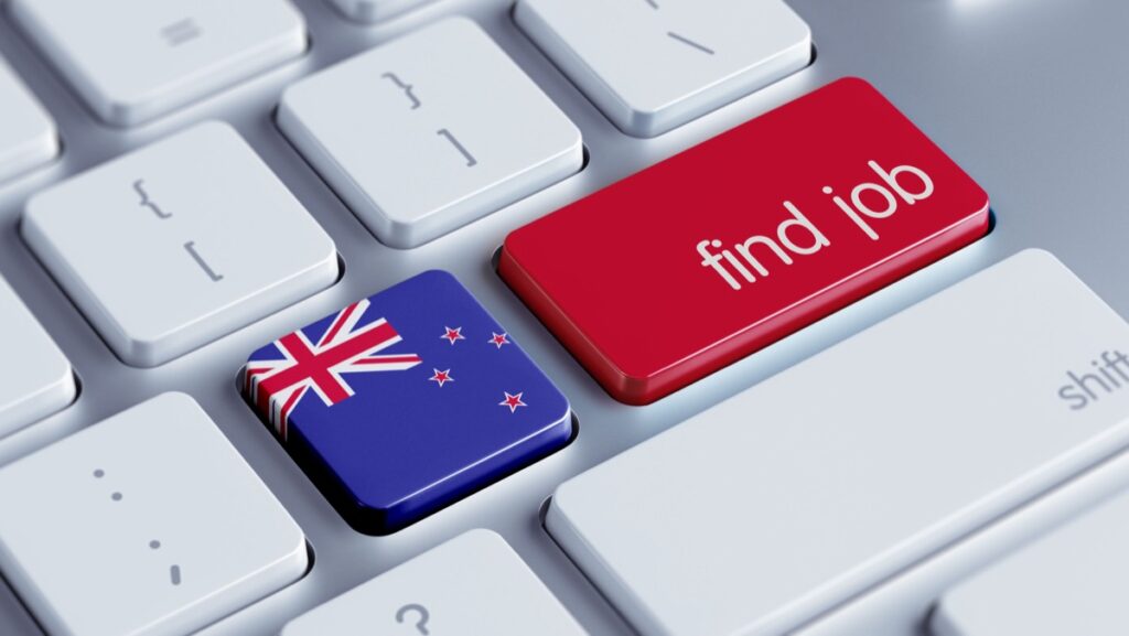 מקלדת עם דגל ניו זילנד וכפתור שמופיע עליו תמצא עבודה
